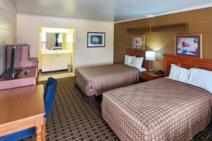 M Star Hotel Cleveland Double Beds Guestroom