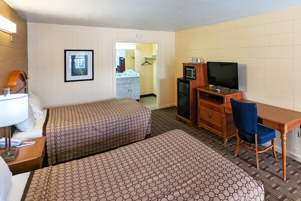 M Star Hotel Cleveland Double Beds Guestroom