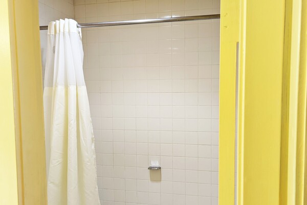 M Star Hotel Cleveland Double Beds Bathroom